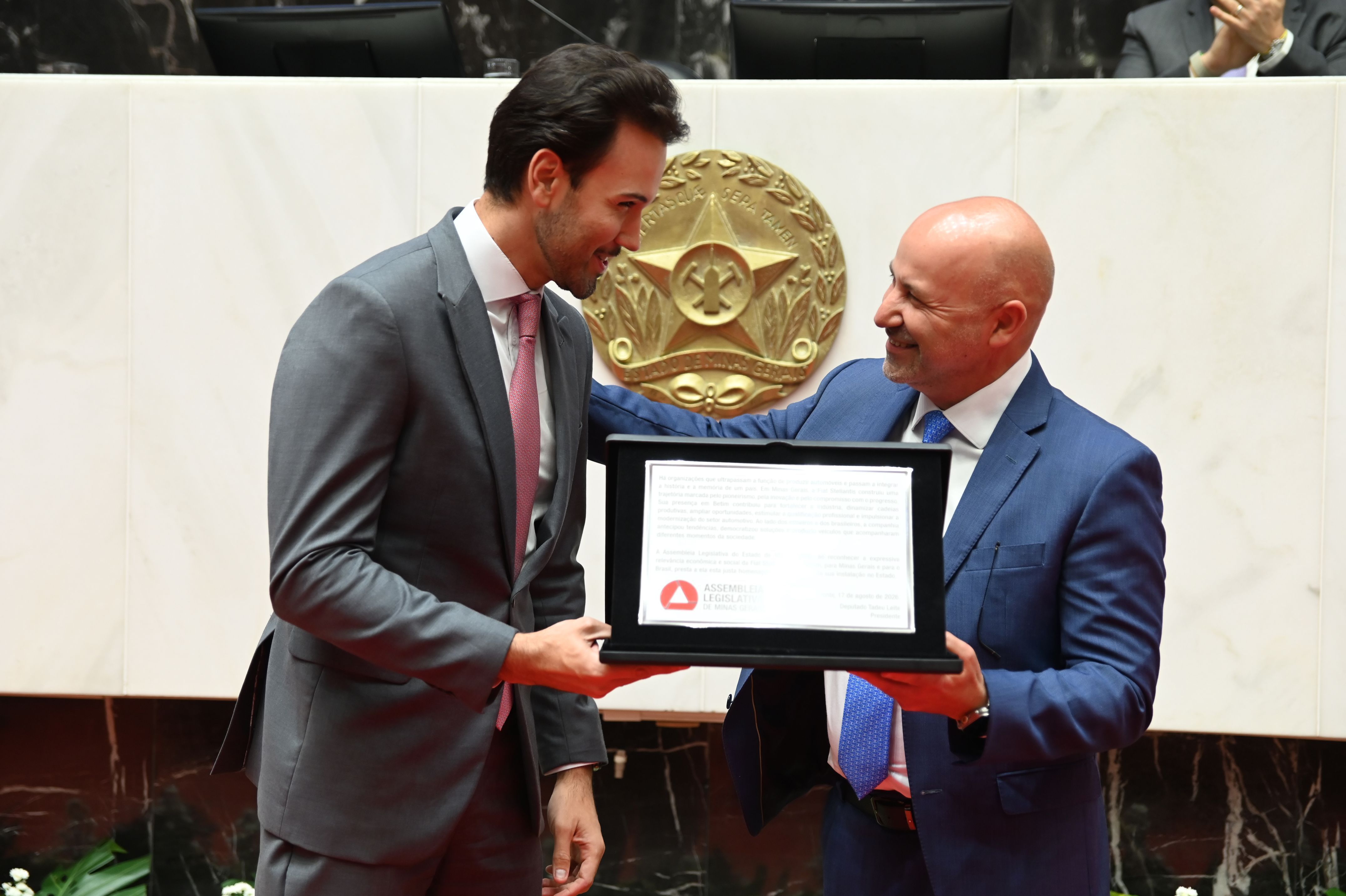 Tadeu Leite (presidente da ALMG - MDB/MG) entrega homenagem a Herlander Zola (presidente da Stellantis na América do Sul) pelos 50 anos da Fiat no Brasil • Ramon Bitencourt/Divulgação
