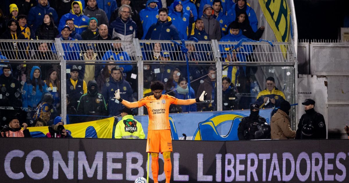 Rosario Central rebate Hugo Souza e acusa torcida do Corinthians de racismo