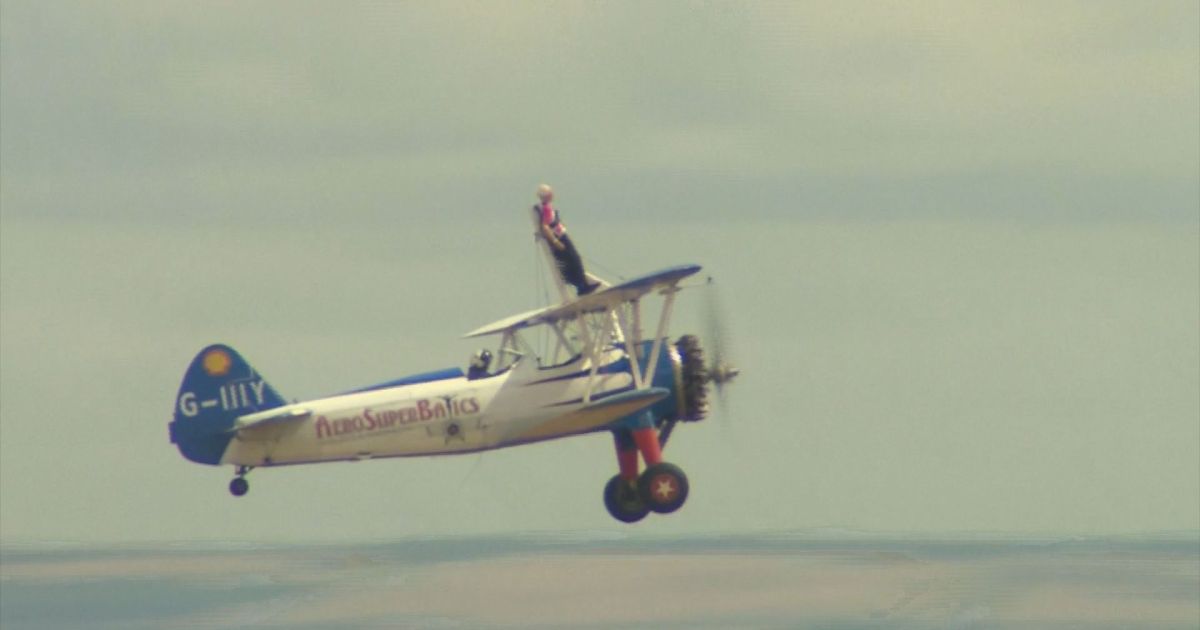 Vídeo: Britânica de 97 anos anda em asa de avião e quebra recorde mundial