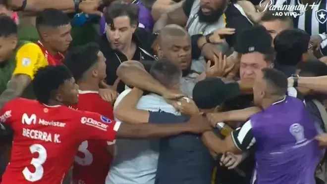 Imagem de destaque do post: Sul-Americana: Jogadores do Botafogo brigam com técnico do Cienciano