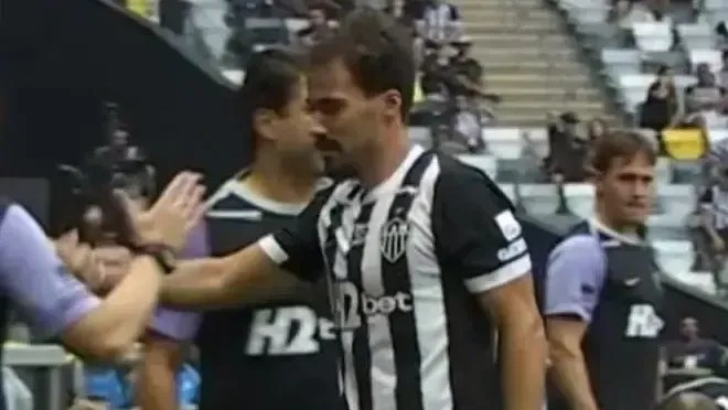 Imagem de destaque do post: Atlético-MG: Igor Gomes sente dores e sai de campo desolado contra o Grêmio