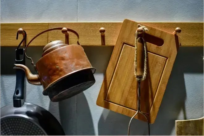 Panelas empilhadas, frigideiras que nunca ficam no lugar e tampas espalhadas por todo o armário. Esse cenário caótico na cozinha tem solução mais simples do que você imagina.