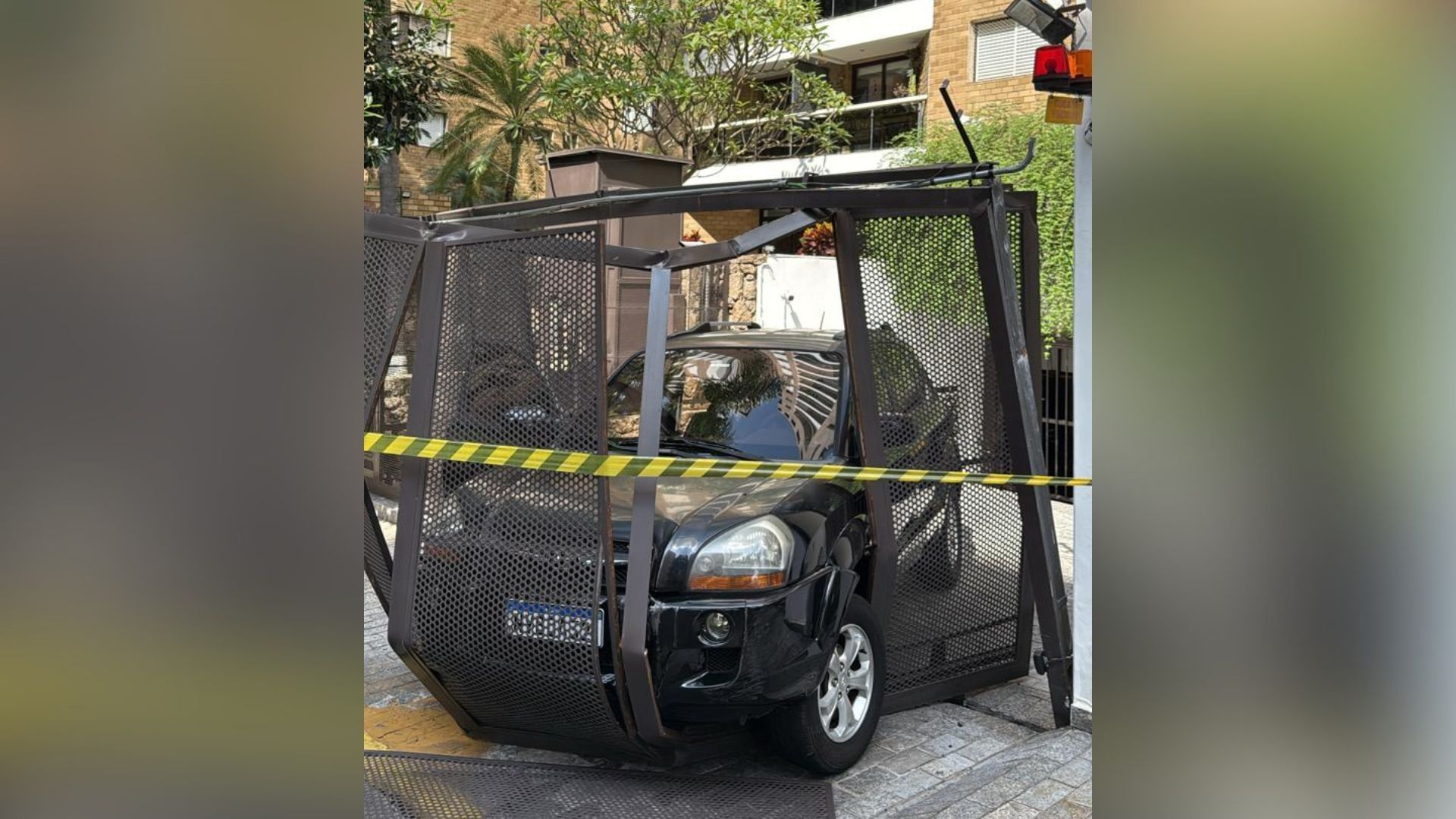 Após roubo em março, suspeitos não conseguiram abrir o portão e tentaram forçar o carro contra a estrutura • Divulgação/Polícia Civil