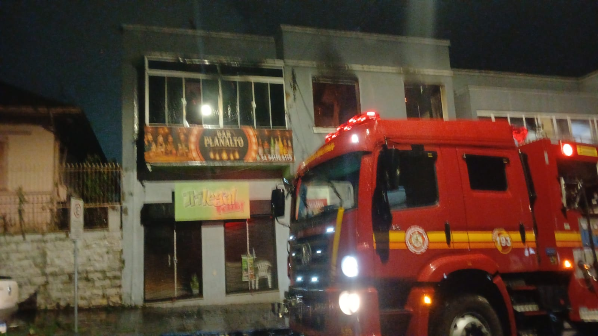 Segundo o Corpo de Bombeiros, as chamas atingiram o segundo pavimento do Hotel Planalto, e consumiu parte da estrutura.