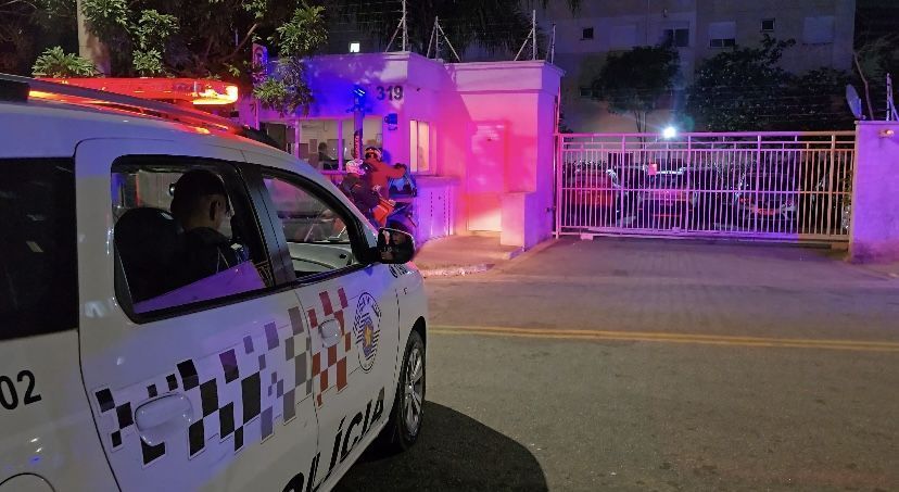 Segundo a SSP (Secretaria de Segurança Pública), a Polícia Militar havia sido acionada para uma ocorrência de violência doméstica no local