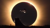 Skatista espanhol salta durante o eclipse solar e vídeo viraliza; confira