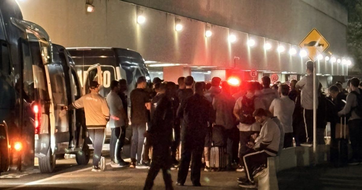 Organizada do Botafogo faz cobranças no aeroporto e pede a saída do técnico