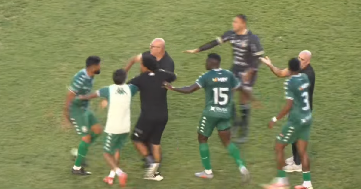 Luan, ex-Palmeiras, agride adversários com cotovelada após expulsão; veja