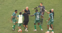 Luan, ex-Palmeiras, agride adversários com cotovelada após expulsão; veja