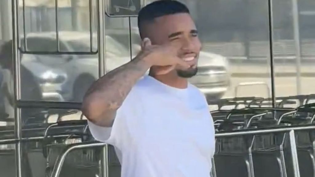 Gabriel Jesus desembrca em Barcelona para assinar contrato