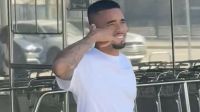 De saída do Arsenal, Gabriel Jesus chega a Barcelona para assinar contrato