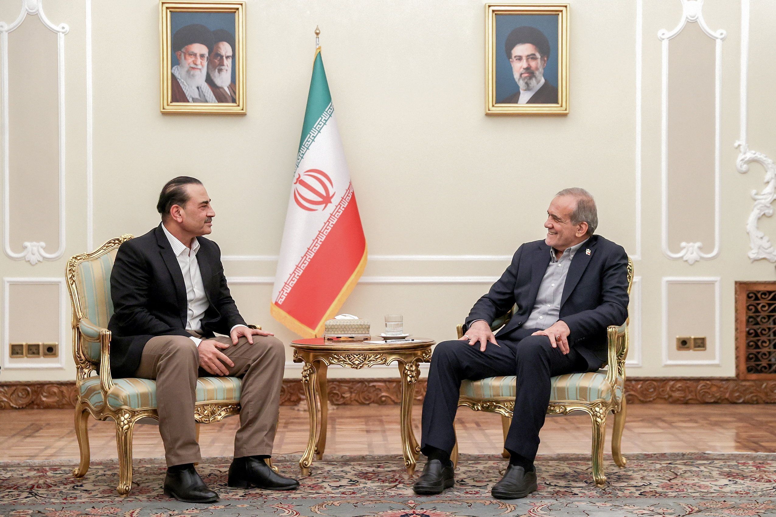 Presidente iraniano Masoud Pezeshkian com o chefe das Forças de Defesa do Paquistão,  Asim Munir, em Teerã