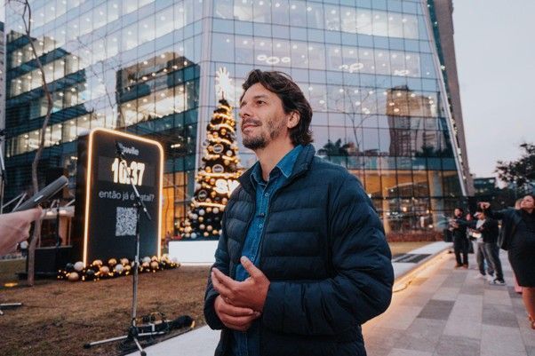 Ação de marketing usa árvore de Natal para falar de benefícios