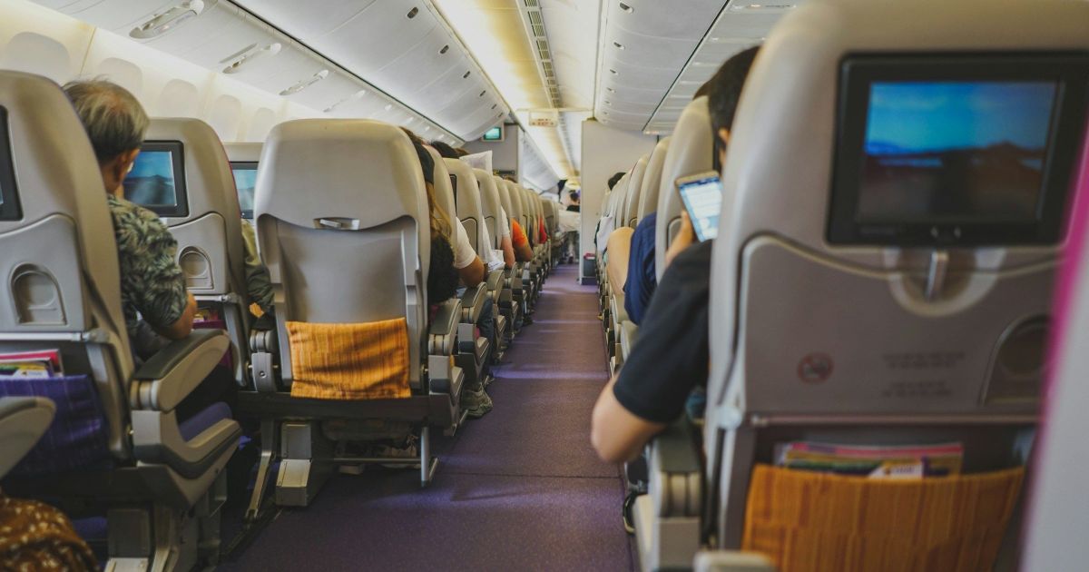 Veja lista de hábitos e comportamentos que mais irritam passageiros em aviões, segundo pesquisa