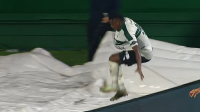 Coritiba: Jacy marca, cai em buraco e se machuca, mas gol é anulado