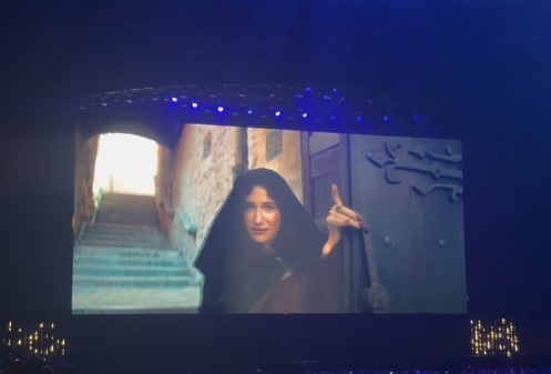 Kathryn Hahn como Mãe Gothel em prévia de live-action de "Enrolados" na D23 • Marina Toledo/CNN Brasil