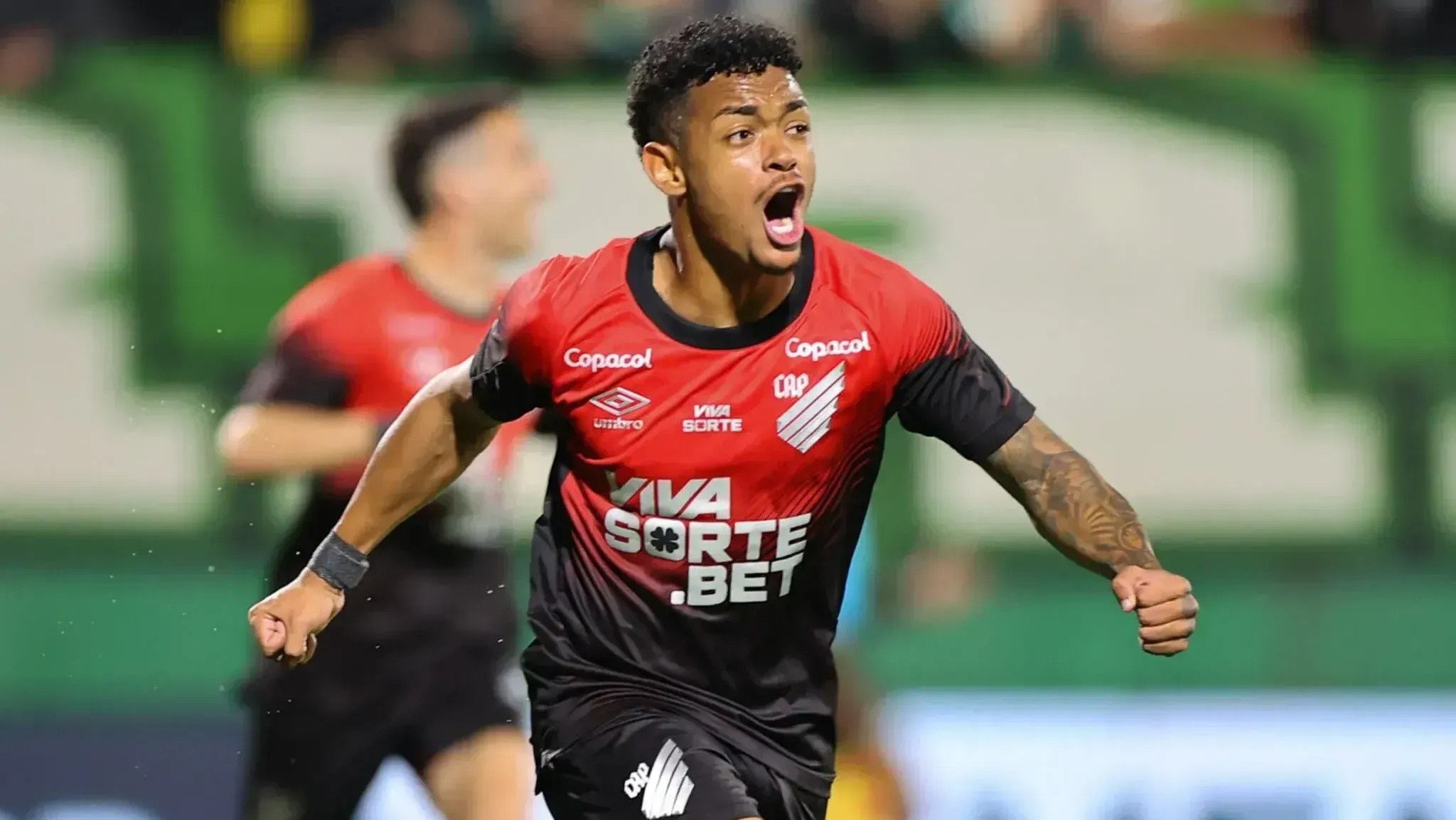 Quem é Léo Derik, lateral do Athletico-PR condenado a 13 anos por estupro