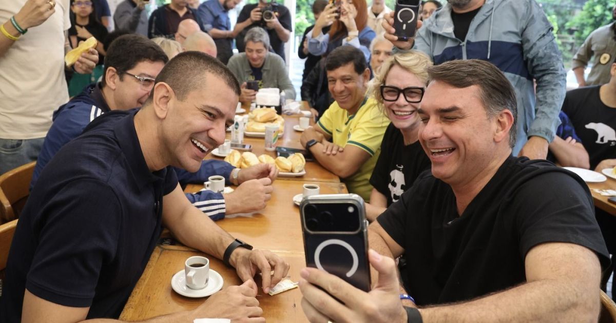 Flávio come pão com leite condensado para reforçar associação a Bolsonaro