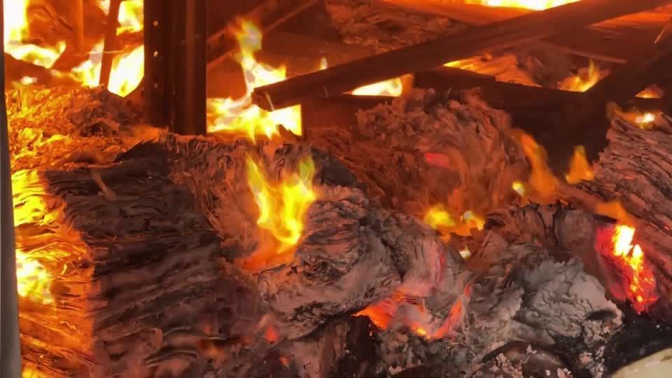 Livros em chamas na Ucrânia após ataque da Rússia • Reprodução/Reuters