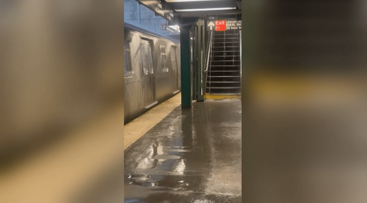 Vídeo: Chuva forte em Nova York causa vazamentos em estação de metrô