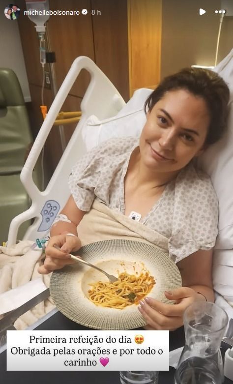 A ex-primeira-dama publicou uma foto no hospital na noite de ontem (1º) • Reprodução/Instagram @michellebolsonaro