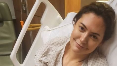 Michelle posta foto no hospital após relato de crises de enxaqueca