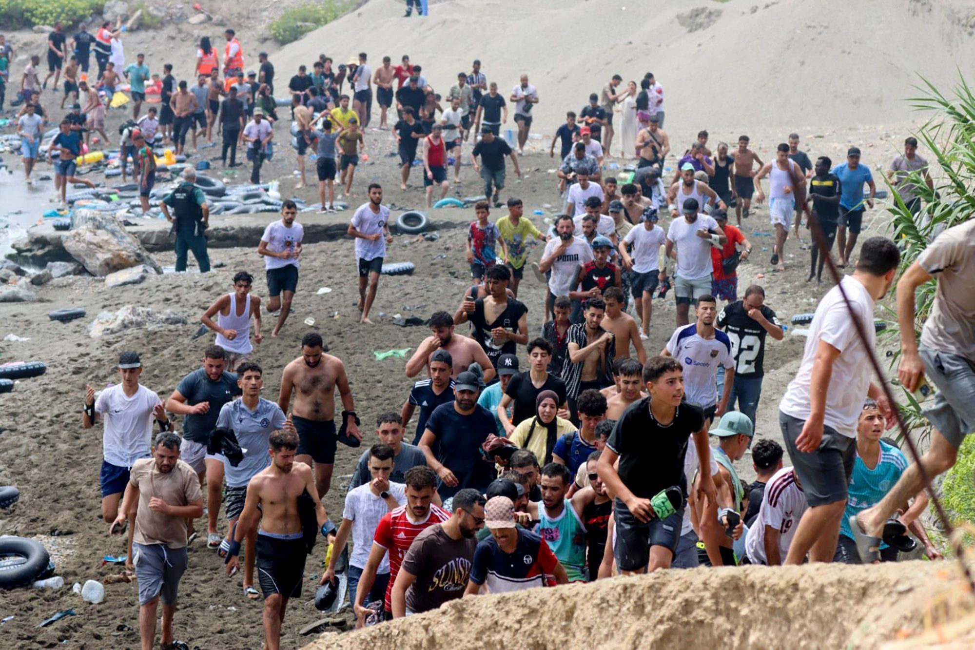 Migrantes marroquinos entraram em Ceuta pelo mar • Antonio Sempere/AP via CNN Newsource