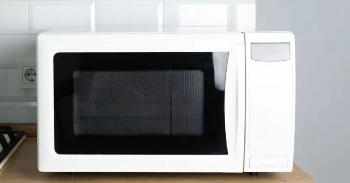 Moedas debaixo do micro-ondas: entenda como truque identifica problemas