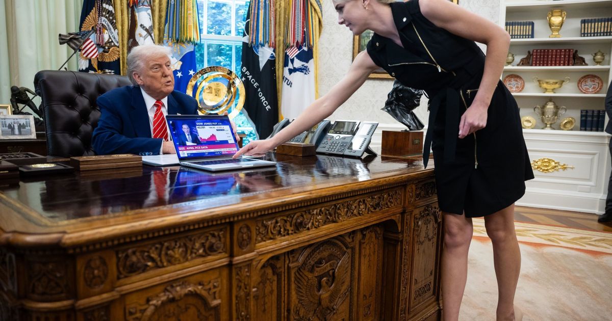 Posts apagados mostram o apoio de assessora de Trump à invasão ao Capitólio
