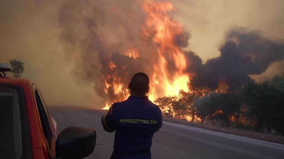 No segundo dia, incêndios perto de Atenas já forçaram centenas de moradores a evacuar