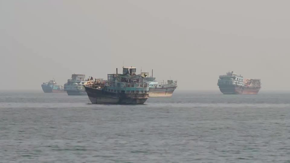 Navios perto do Estreito de Ormuz com céu nublado
