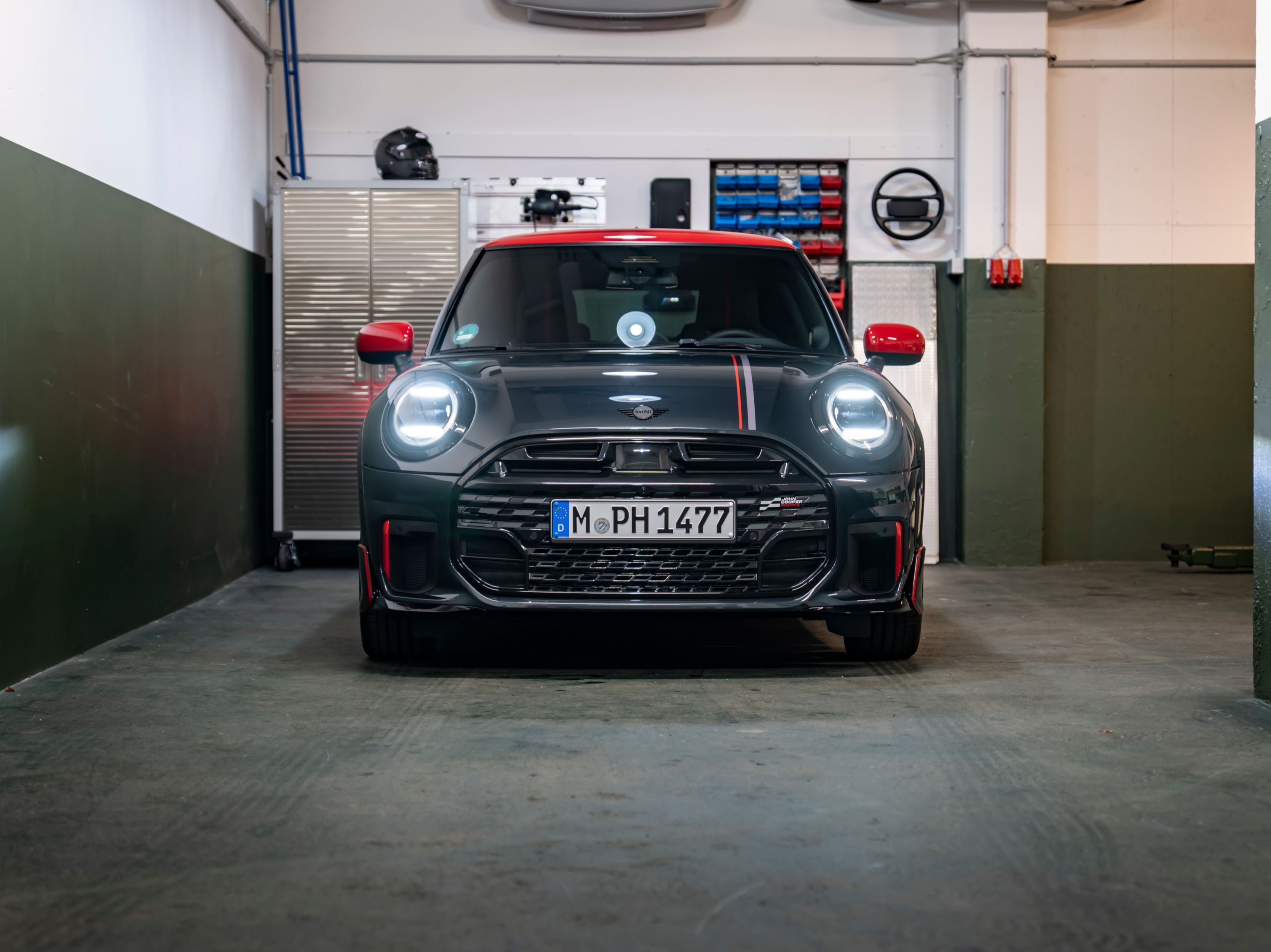 MINI lança série limitada JCW GP Inspired por R$ 390 mil no Brasil • Foto: Divulgação MINI