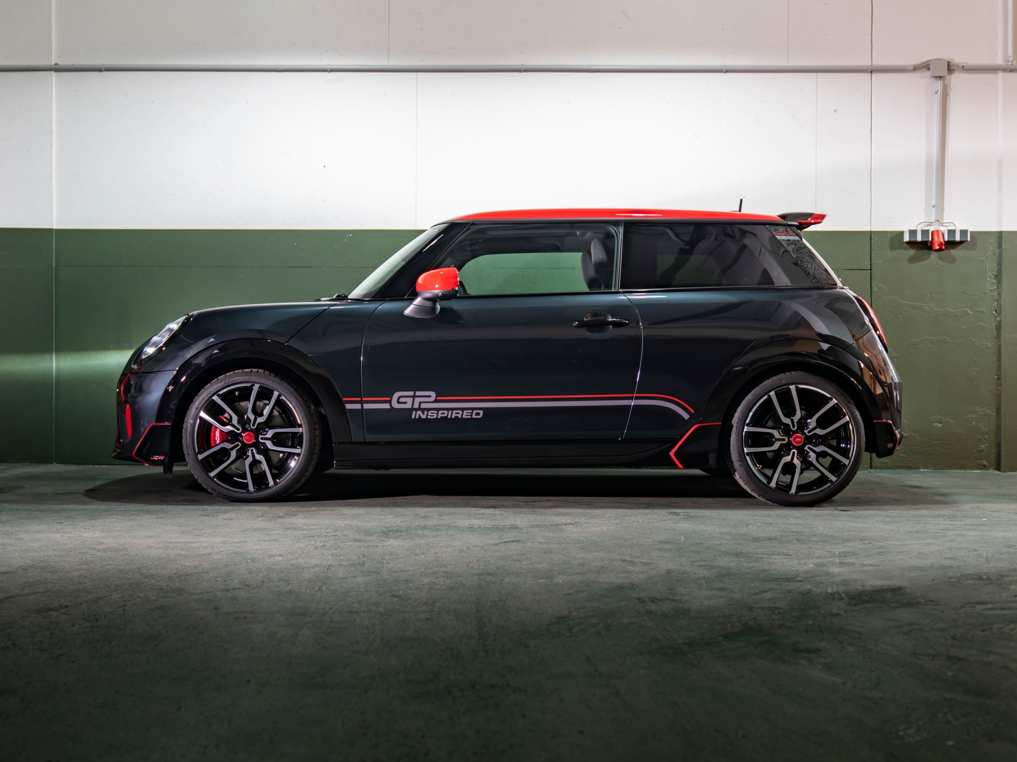 MINI lança série limitada JCW GP Inspired por R$ 390 mil no Brasil • Foto: Divulgação MINI