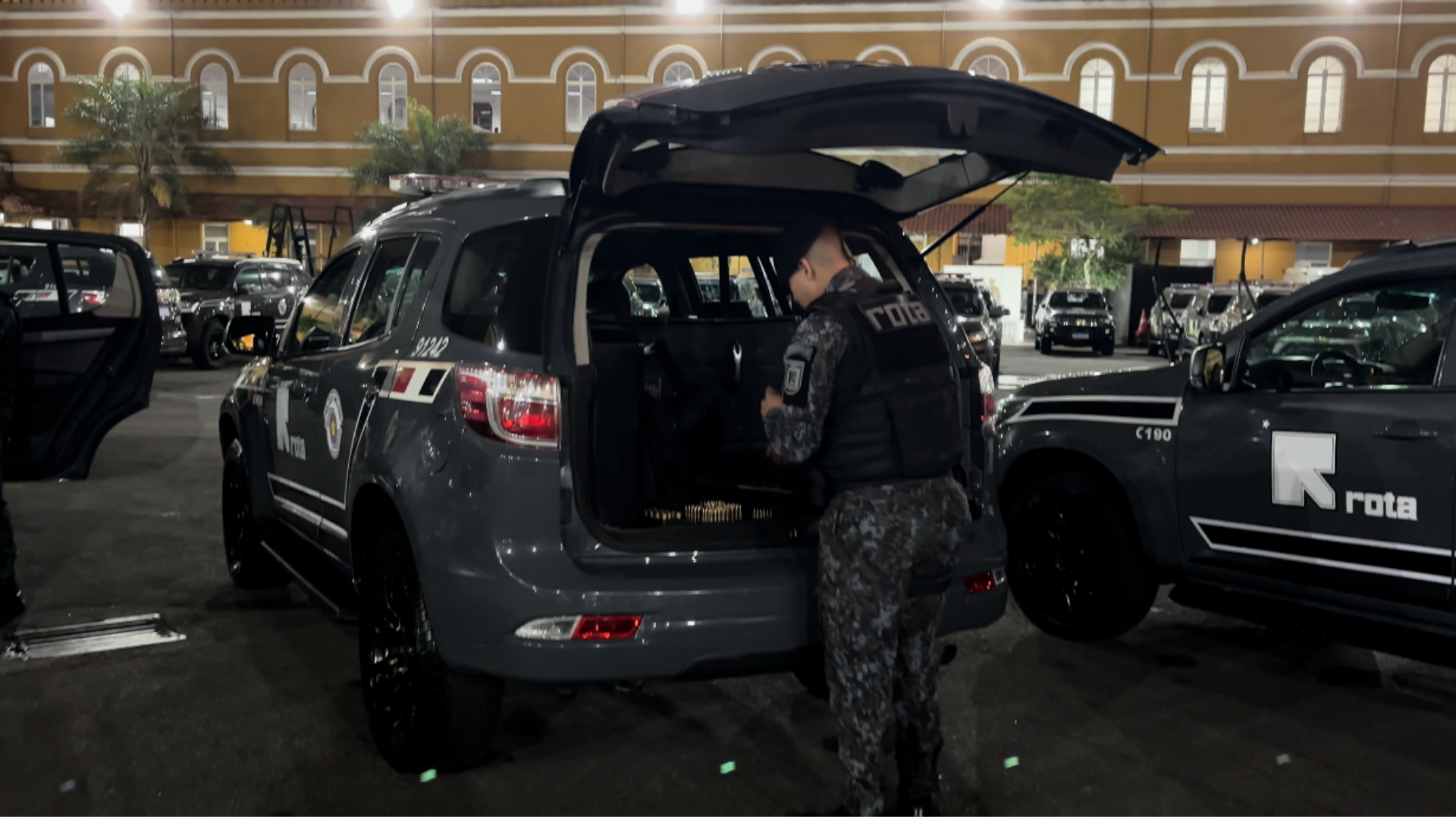 Agentes do Gaeco (Grupo de Atuação Especial de Combate ao Crime Organizado) e da PM cumprem mandados de prisão temporária e de busca e apreensão contra sete investigados