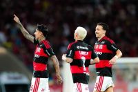 Flamengo vence o Vitória e vê distância para o líder Palmeiras diminuir