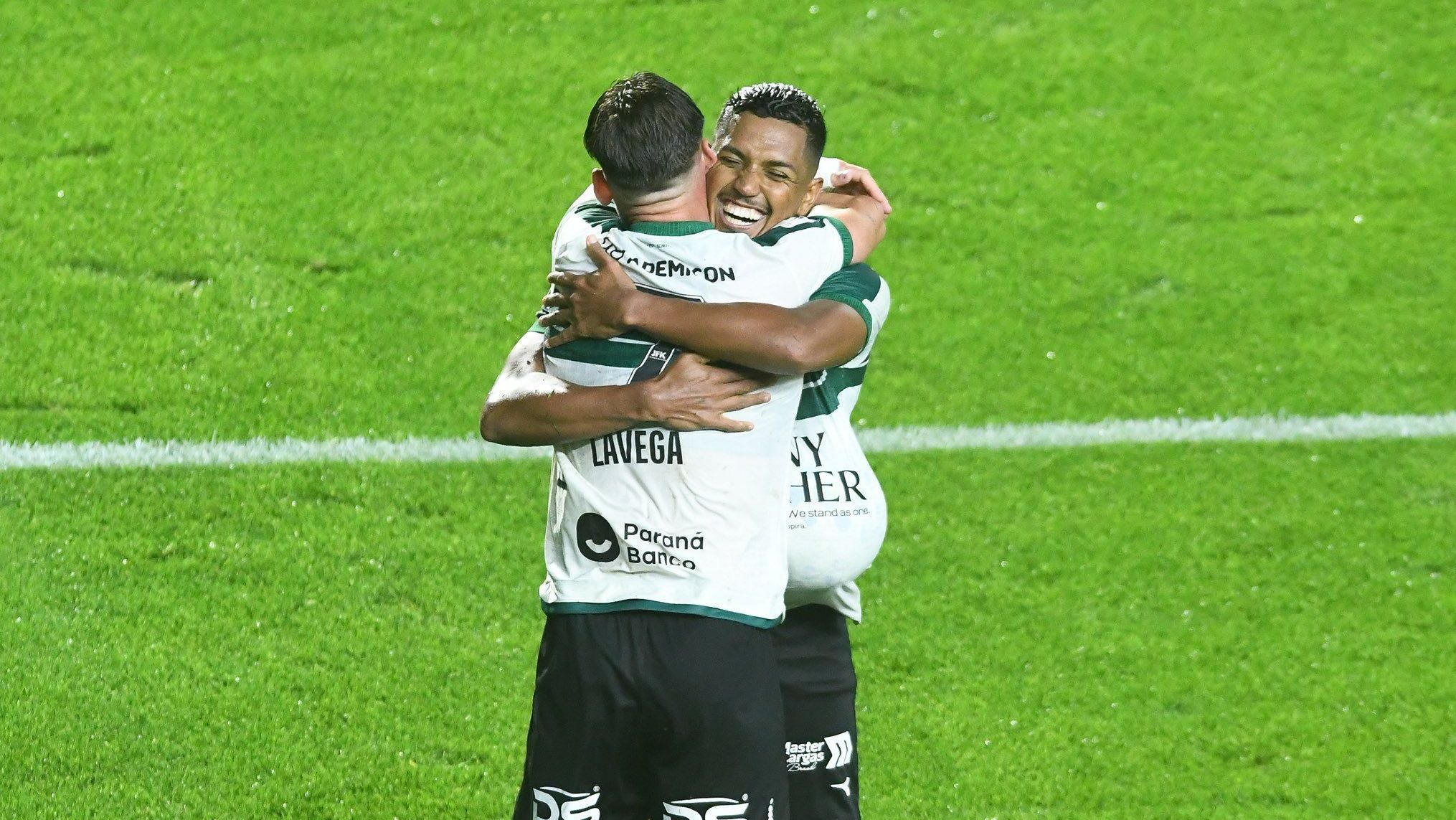 Autor do segundo gol do Coritiba sobre a Chapecoense, Pedro Rocha celebra com Lavega • @Coritiba