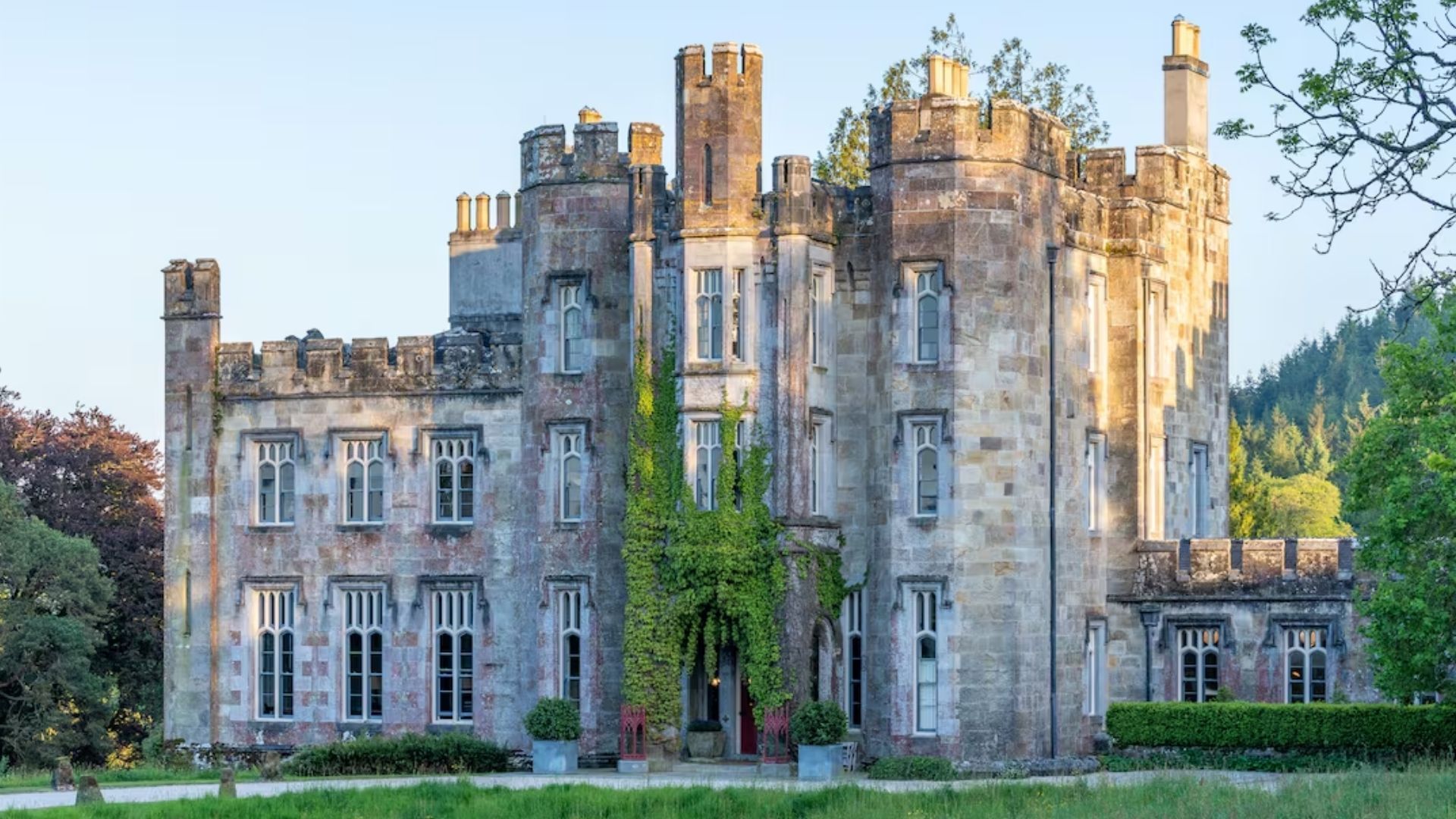 Por dentro do castelo histórico de Strancally, o novo refúgio de Mark Zuckerberg na Irlanda • Reprodução