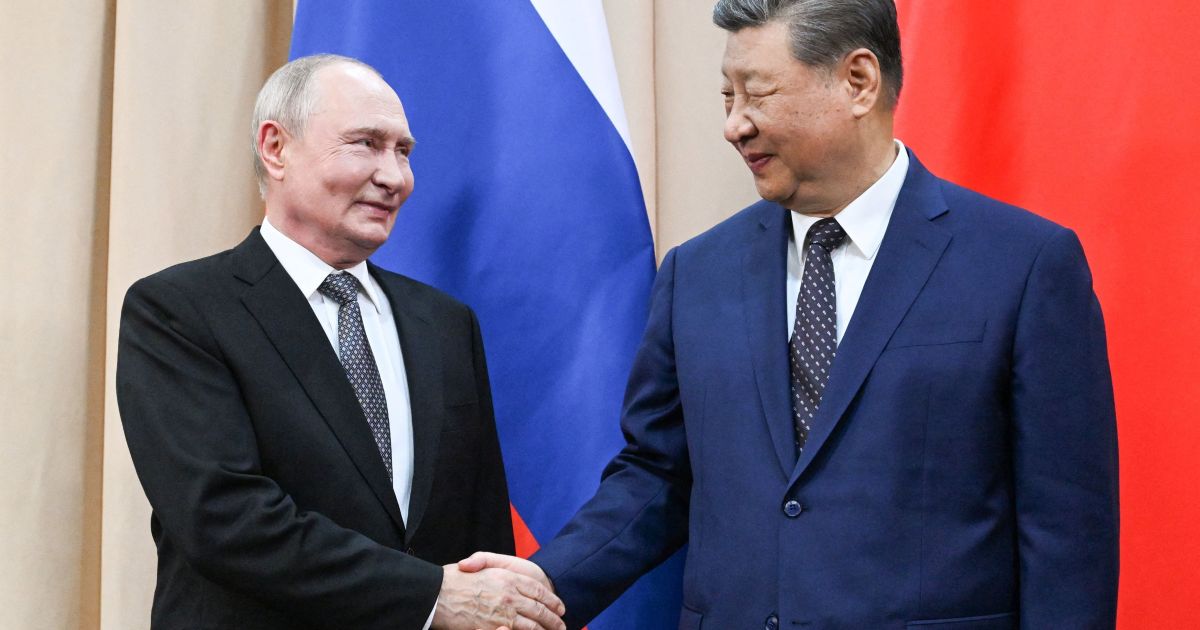 Xi Jinping e Vladimir Putin durante reunião na Cúpula da OCS no Quirguistão