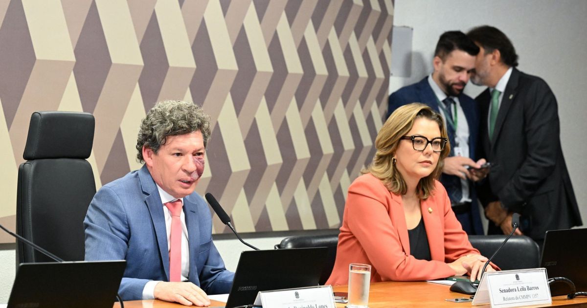 Sessão da Comissão Mista do Congresso em Brasília