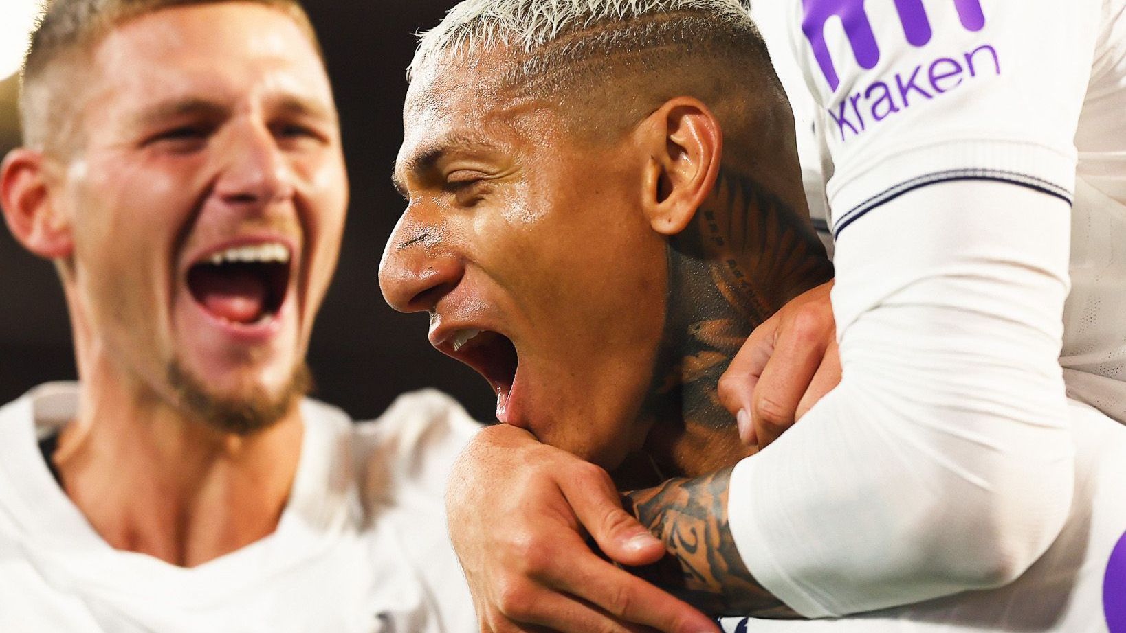 Richarlison marca no fim, e Tottenham supera o Chelsea