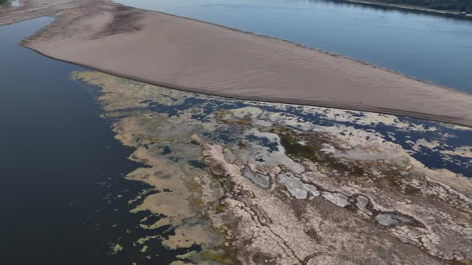Rio Danúbio atinge nível recorde de baixa, encalha navios e expõe leito e pontes • Reuters