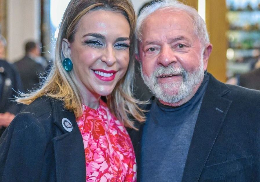 Flávio publica fotos de Lula com lobista após presidente negar conhecê-la