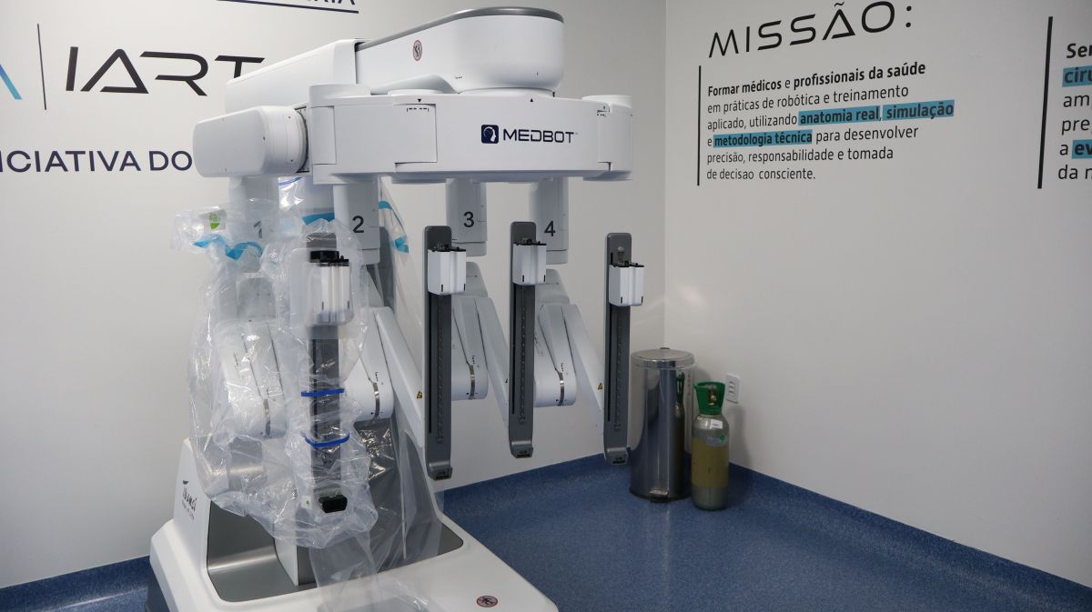 Robô chinês realiza a 3 mil km de distância cirurgia de remoção total da próstata em Goiás