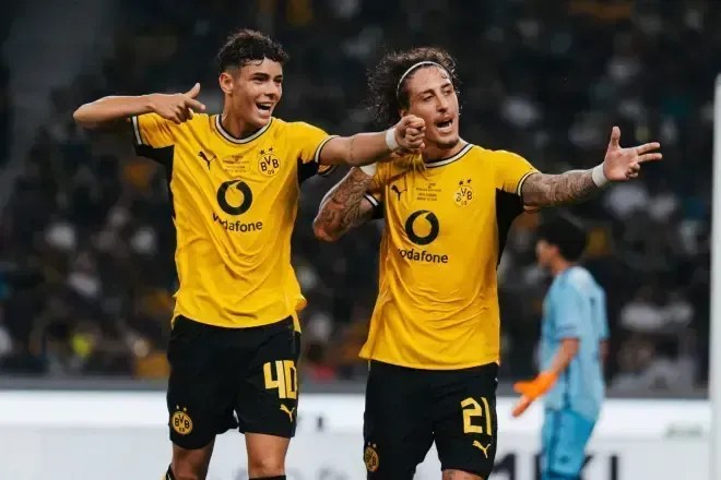 Samuele Inácio e Fábio Silva em ação pelo Borussia Dortmund