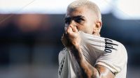 Gabigol alcança marca histórica de 100 gols pelo Santos diante do Macará