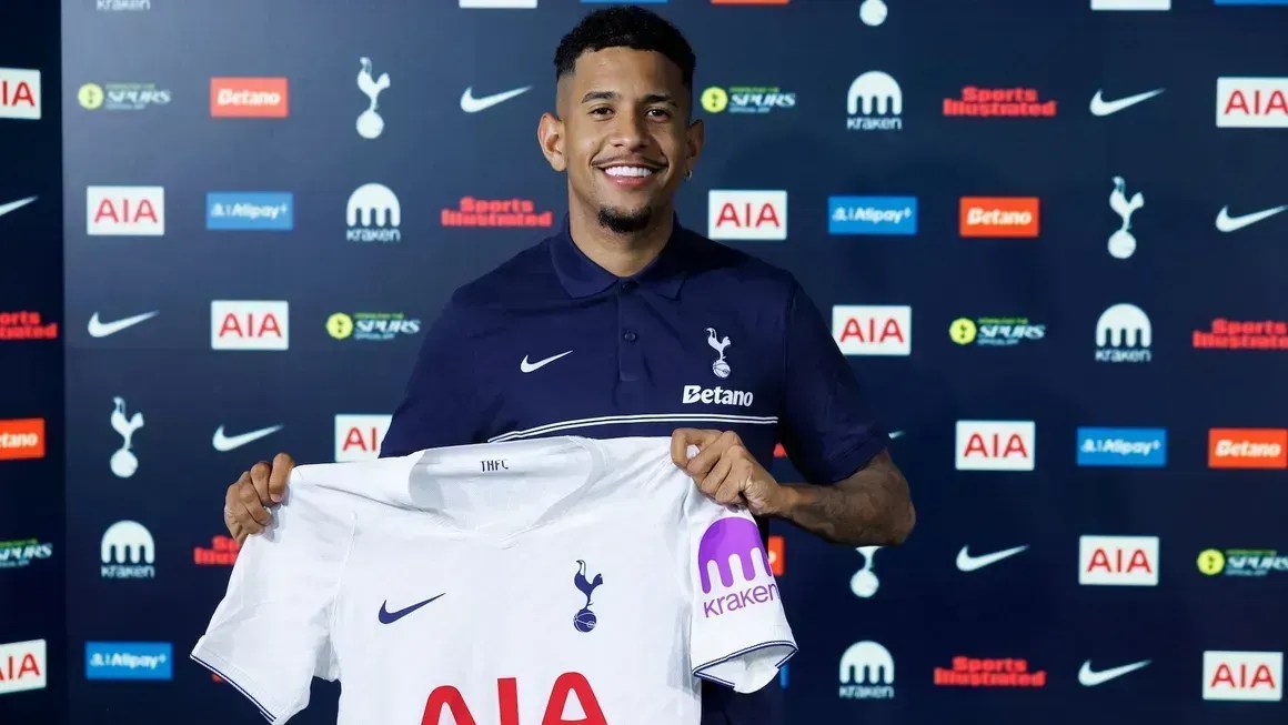Savinho é anunciado como reforço do Tottenham