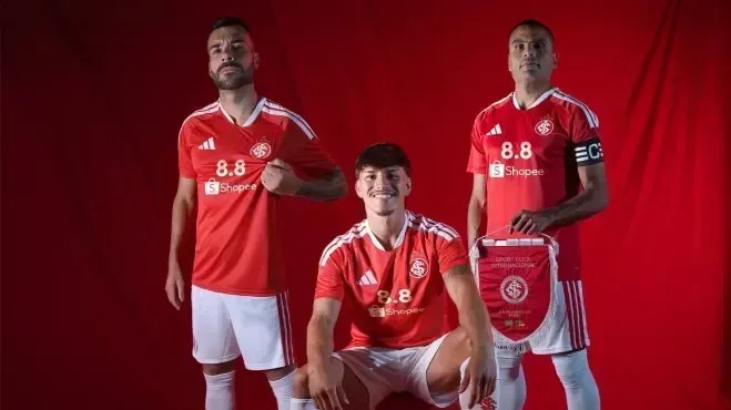 Jogadores do Inter posam com camisa do clube estampada com logo da Shopee