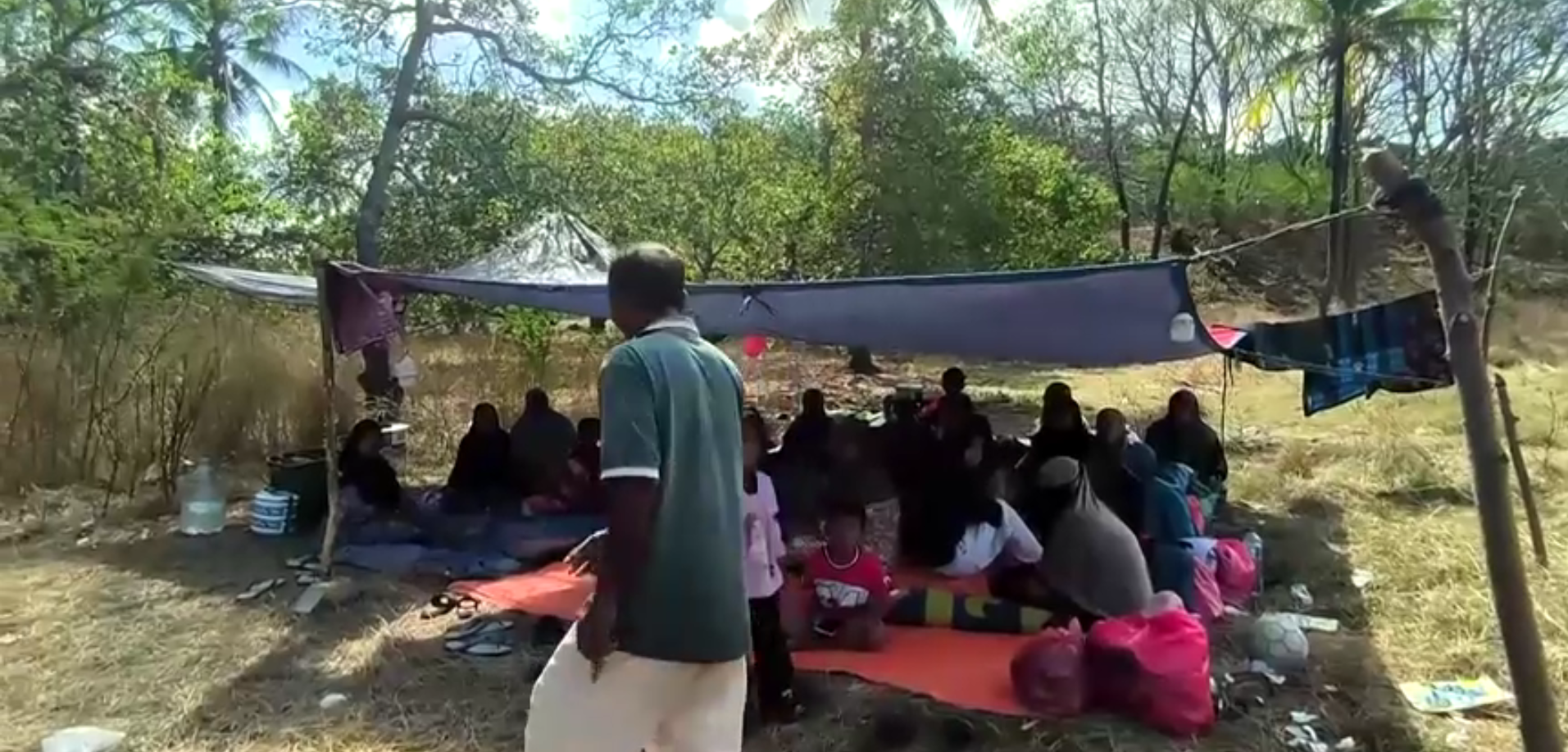 Sobreviventes de terremoto na Indonésia acampam em campo aberto à espera de ajuda