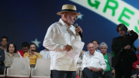 Se quiser bater na mulher, não precisa votar em mim, diz Lula em convenção