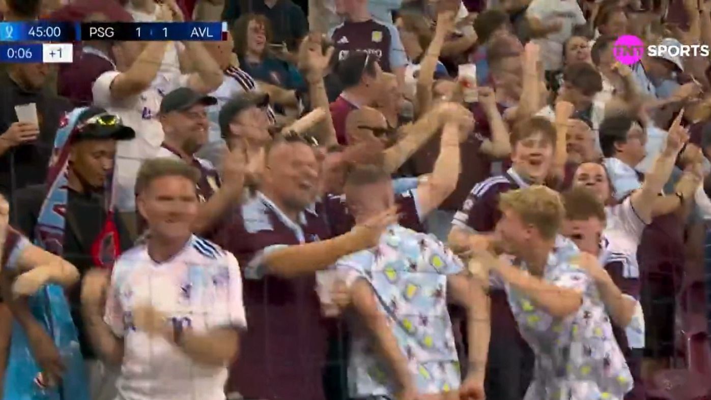 Torcedor mostra a bunda após gol do Aston Villa